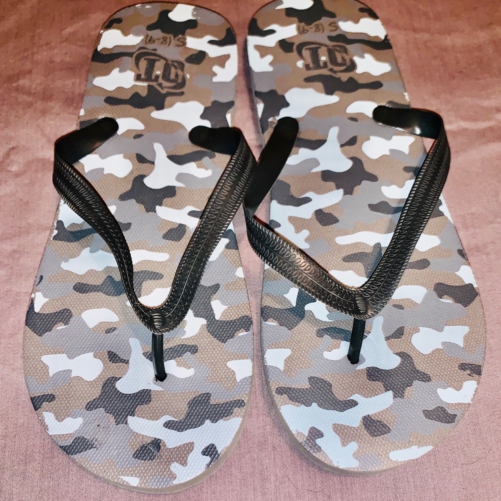 NWOT Mens Camo Color Flip-Flops size Small (8/9)